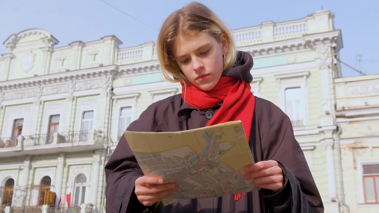 年轻女性旅行者的肖像与地图视频下载