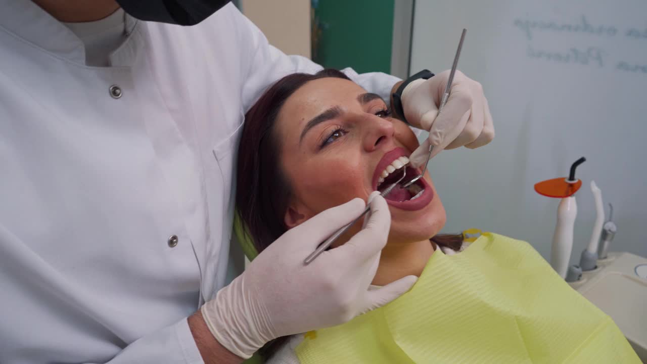 为了预防任何口腔疾病，每月去看牙医做一次检查视频素材