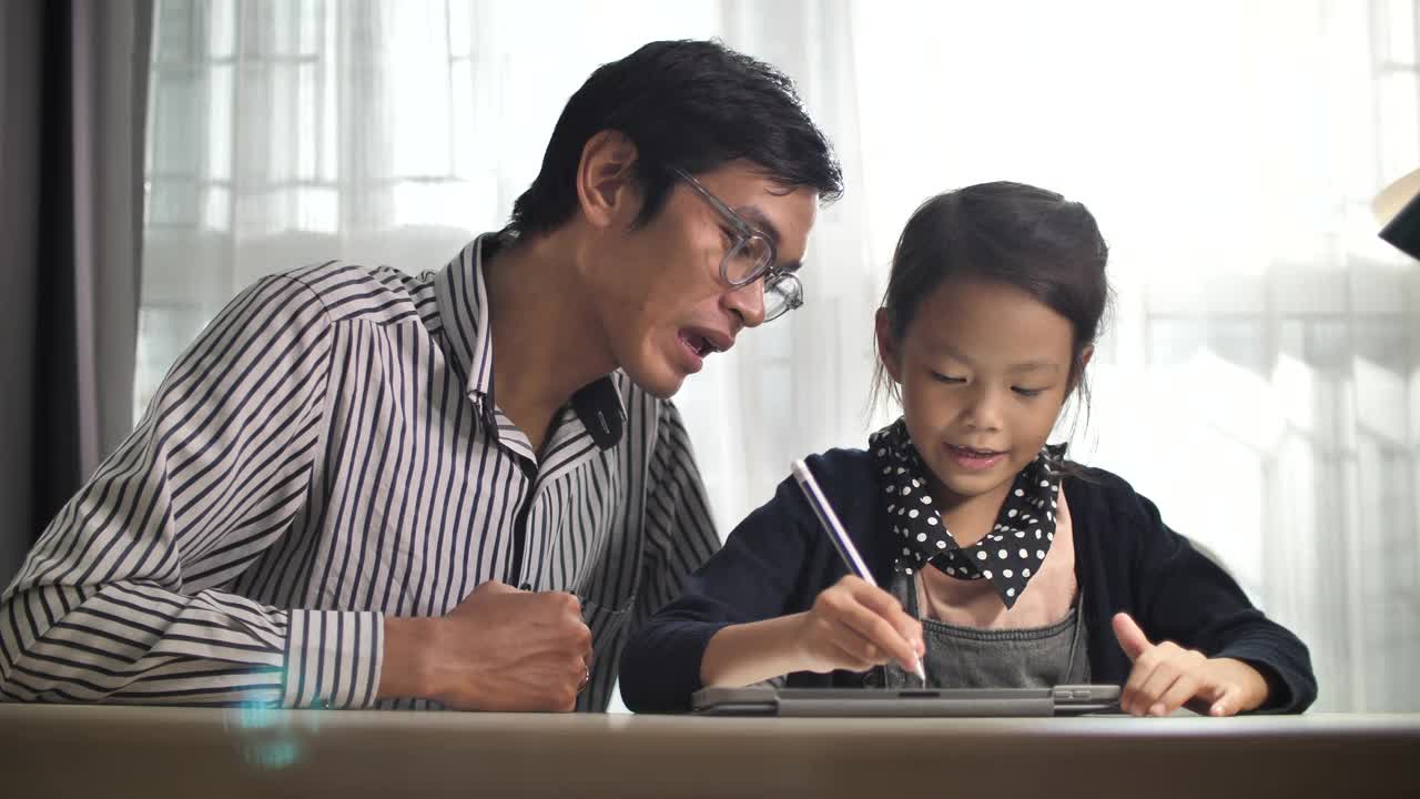 父亲和女儿在家上学视频素材