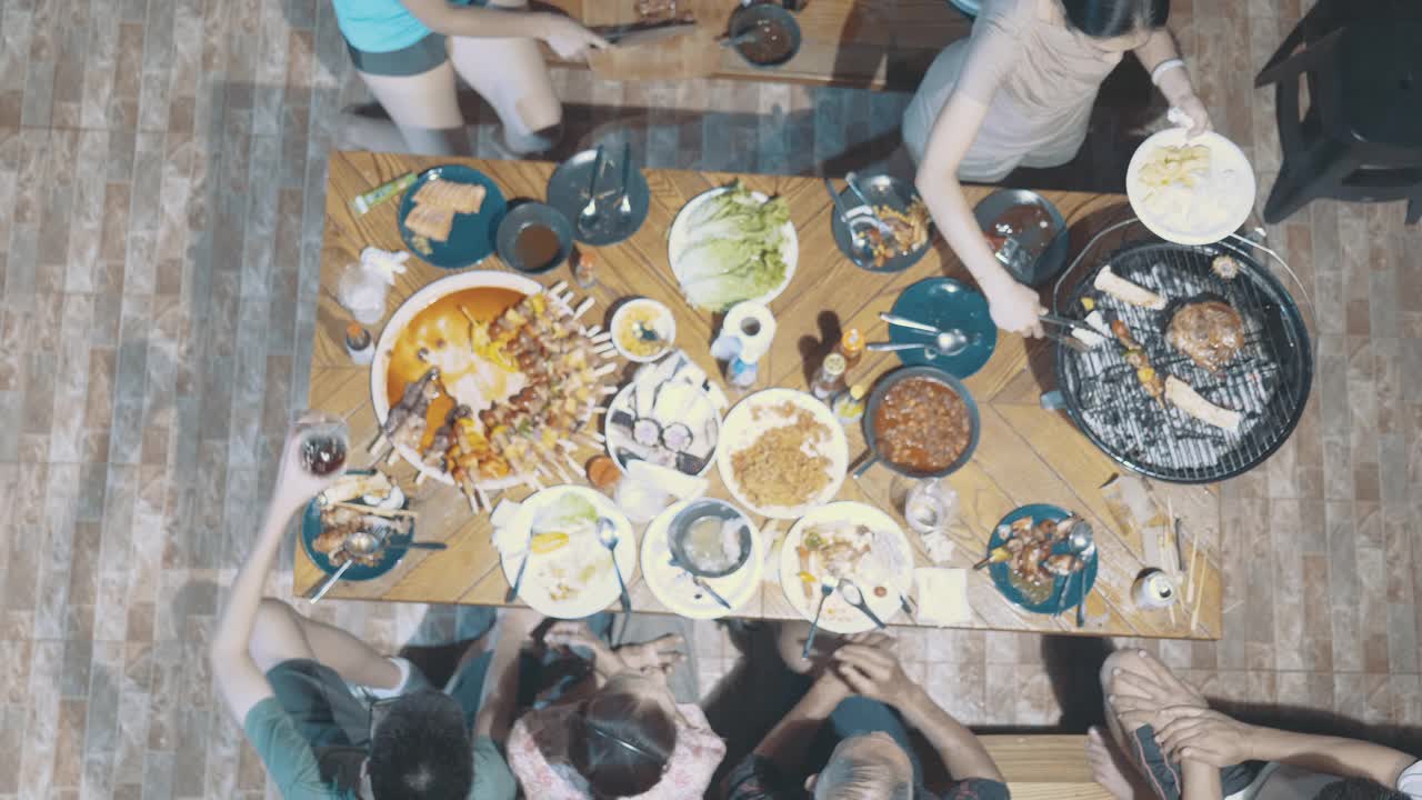 东南亚大家庭在后院欢聚烧烤晚餐视频下载