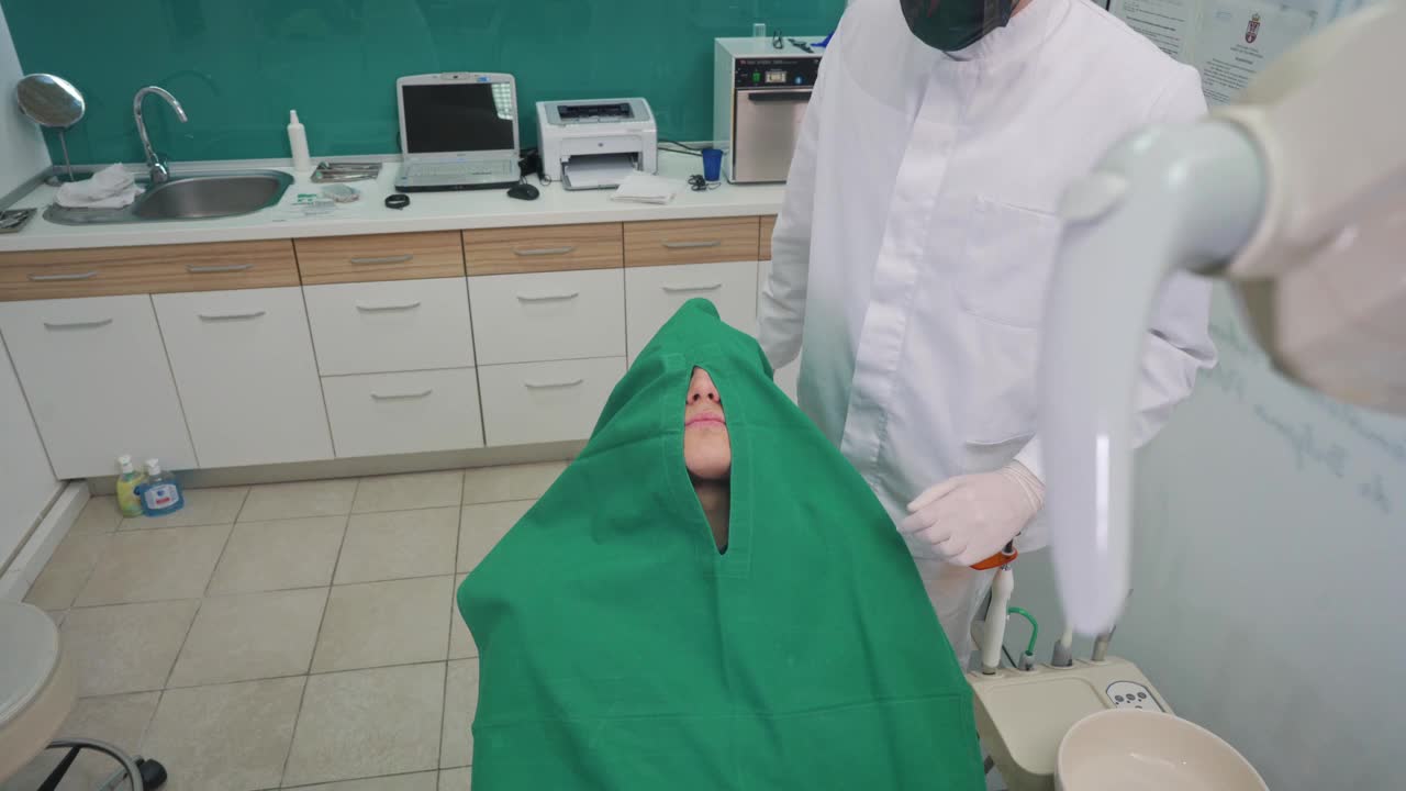 专业的牙医准备一切口腔外科在他们的牙科排序视频素材