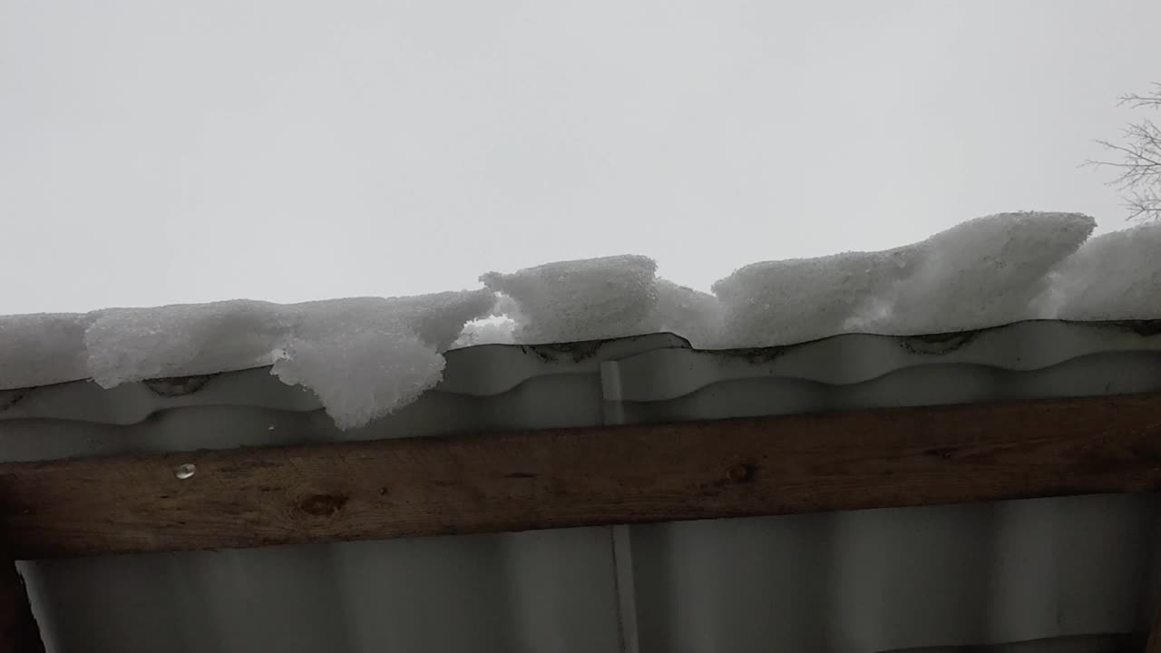 水滴从屋顶落在摄像机上视频素材
