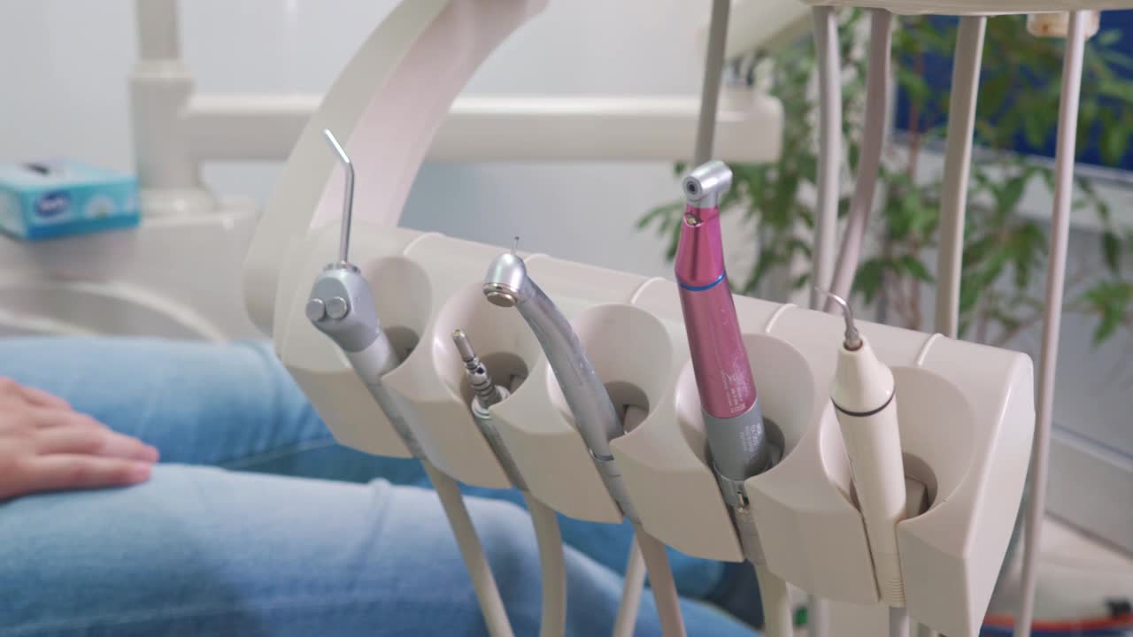 牙钻和吹风机挂在牙医的椅子上视频下载