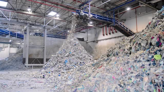废物处理设施内成堆的可回收物品视频下载