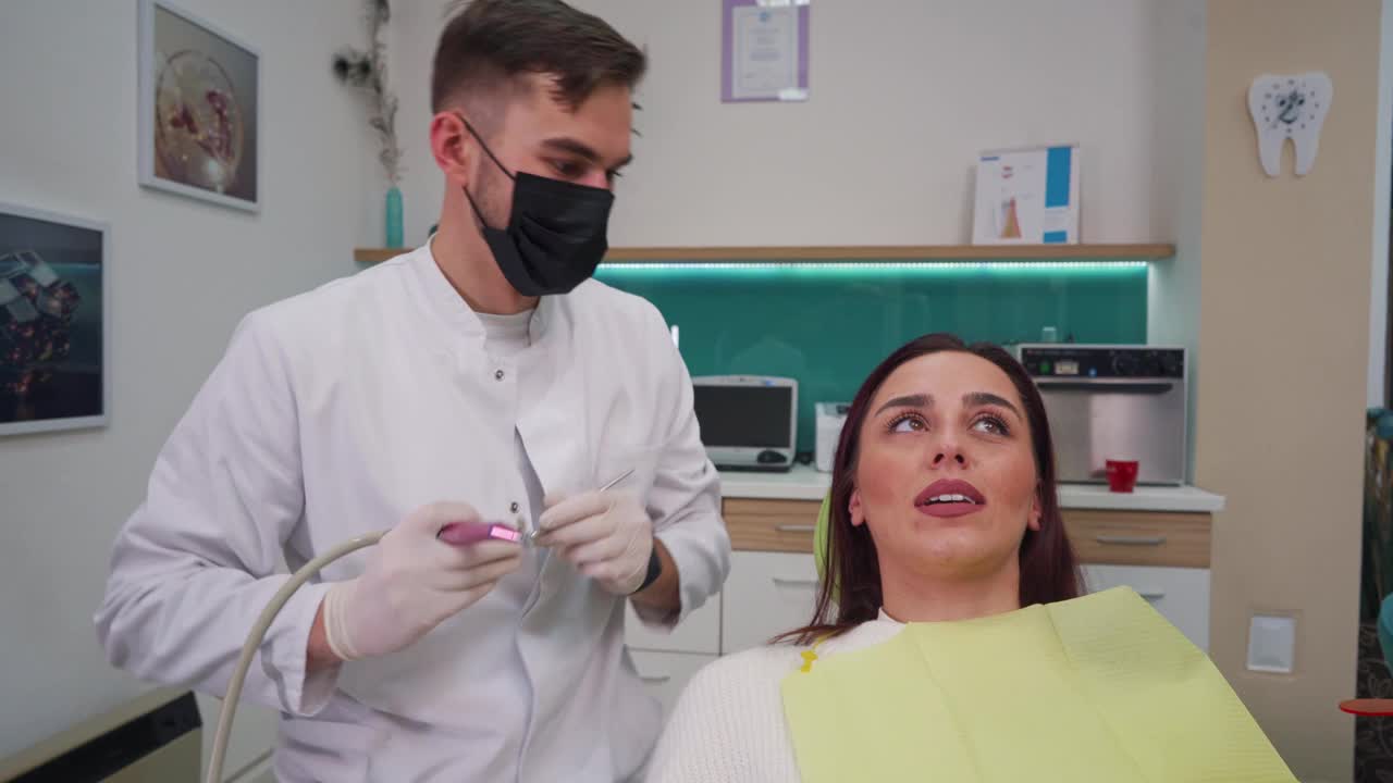 当男牙医在修补蛀牙时，女人无法掩饰她的恐惧视频下载