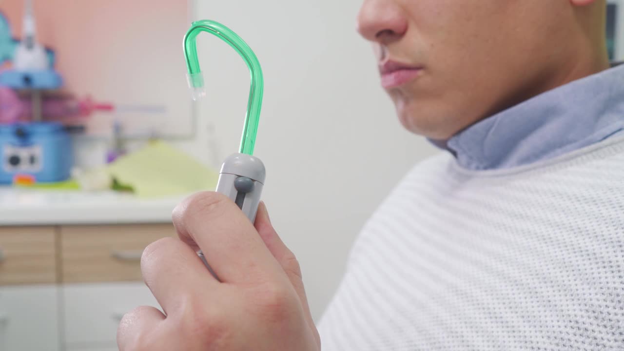 病人拿着吸痰管在牙科排序视频下载