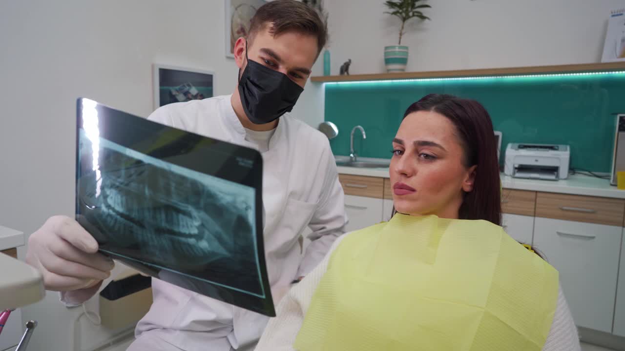 当牙齿矫正医生向她展示每月牙齿控制的良好效果后，快乐的女人无法掩饰她的兴奋视频下载