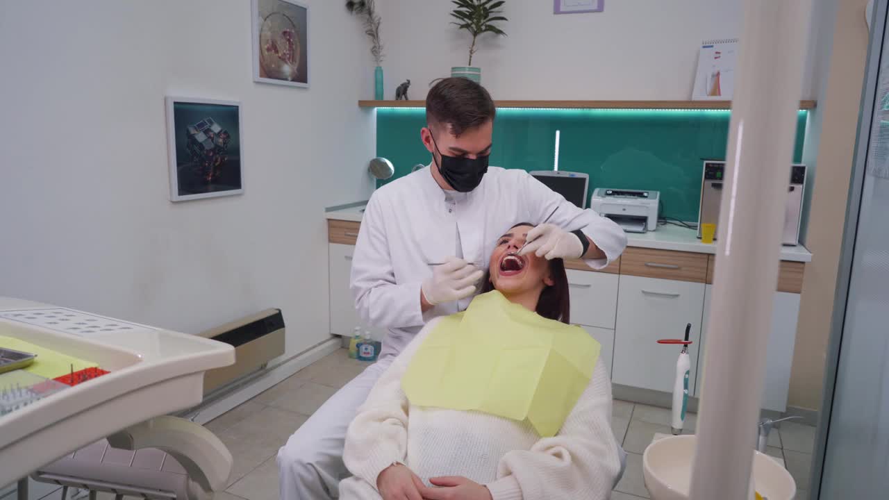 女病人在每月一次的牙科检查视频素材