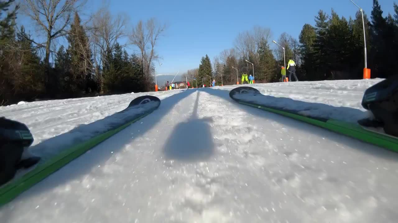 滑雪者沿着缆车沿着滑雪道滑行视频素材