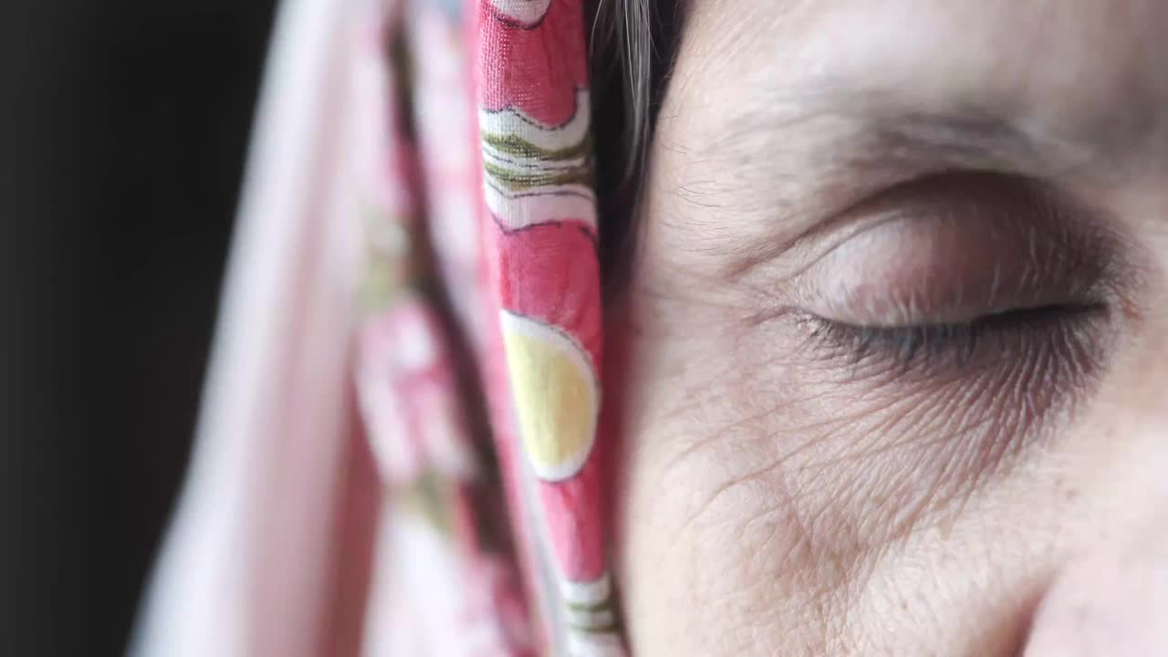 细节拍摄的资深亚洲女人的眼睛视频素材