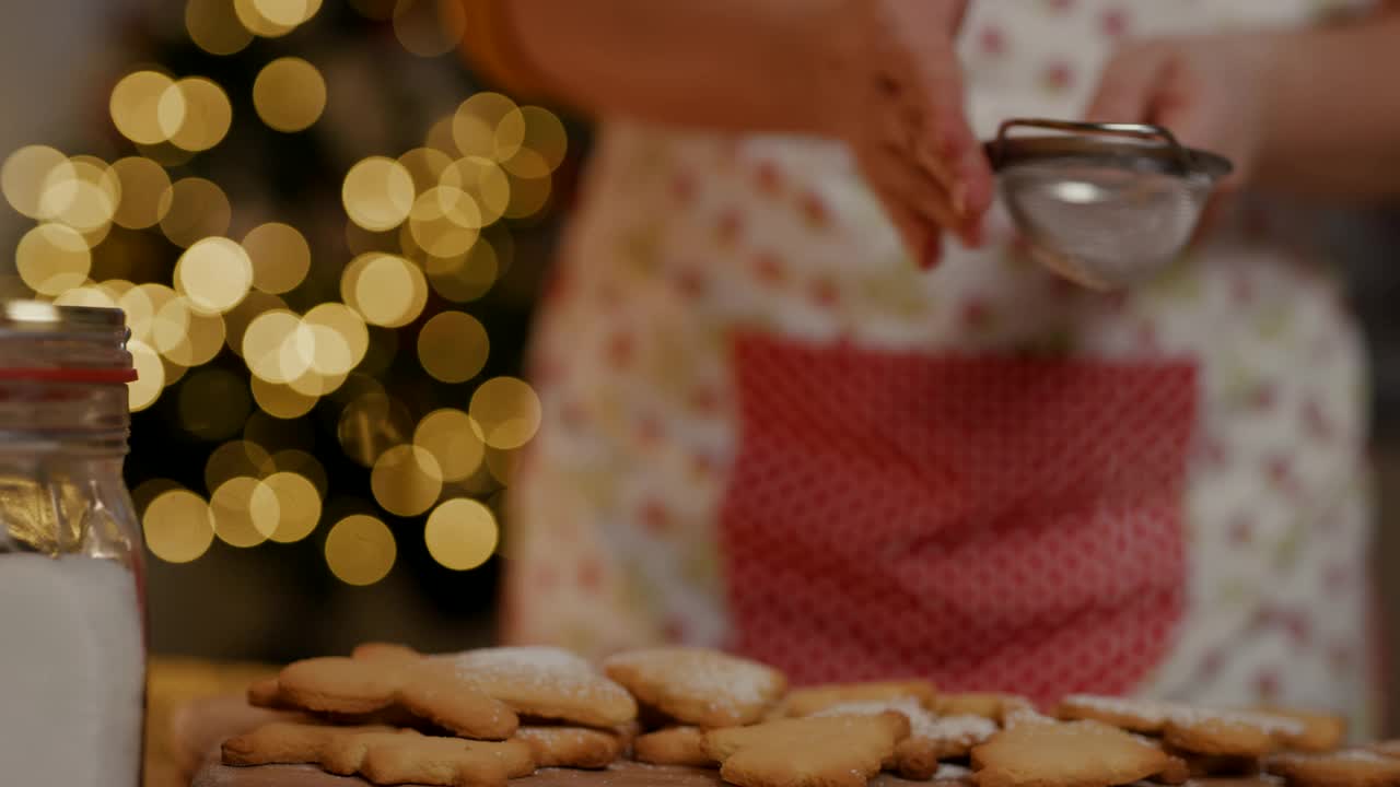 女人在刚烤好的饼干上洒上糖粉视频素材