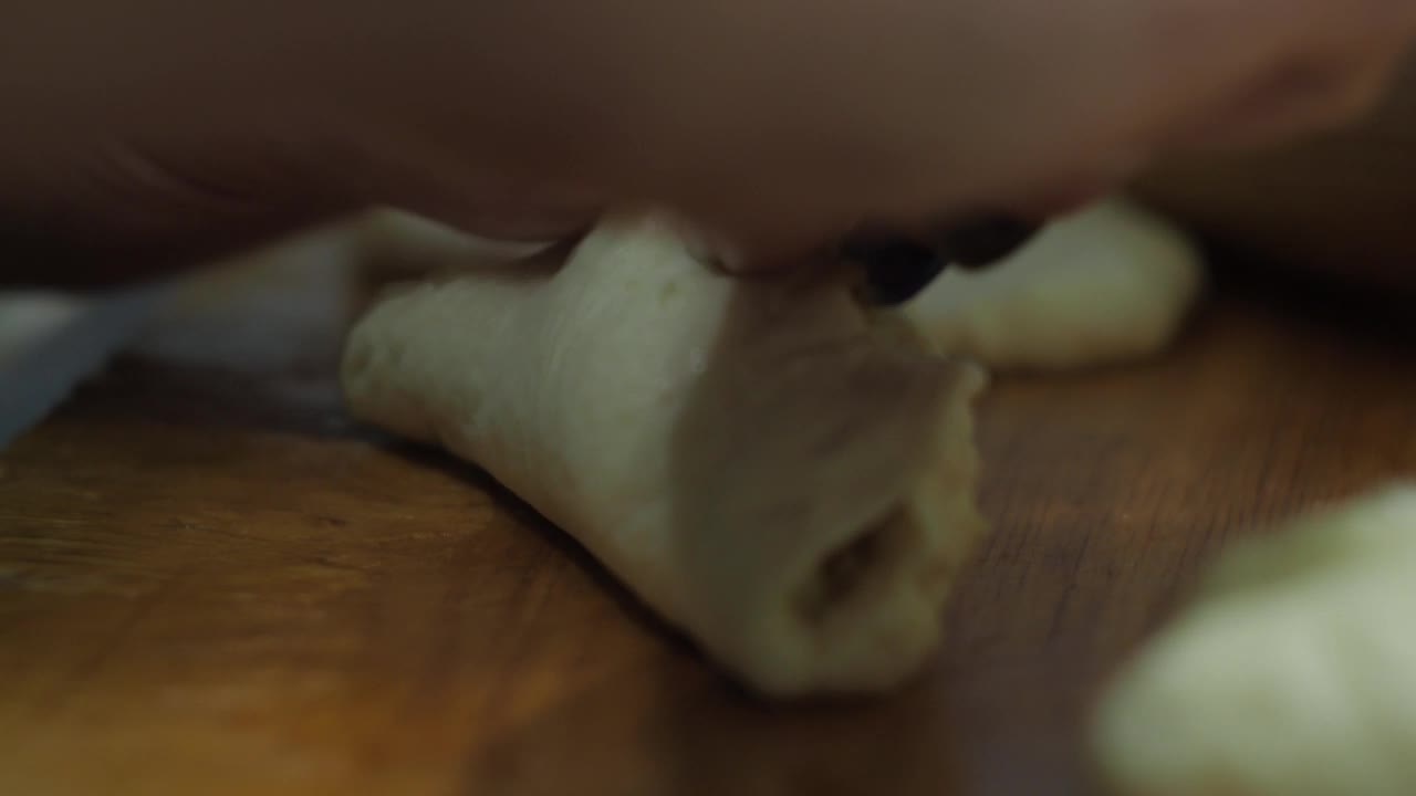 女人用手把馅包在酵母面团里视频下载
