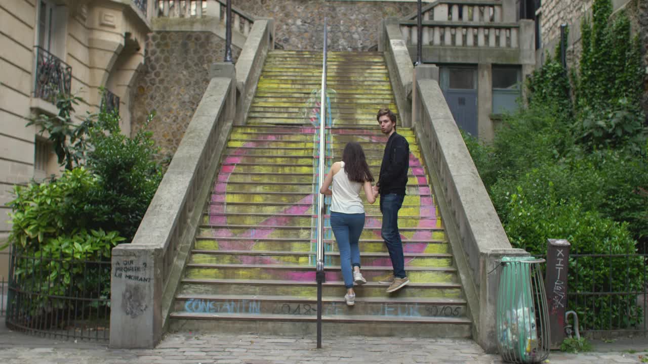 一对情侣在法国巴黎的台阶上散步视频下载