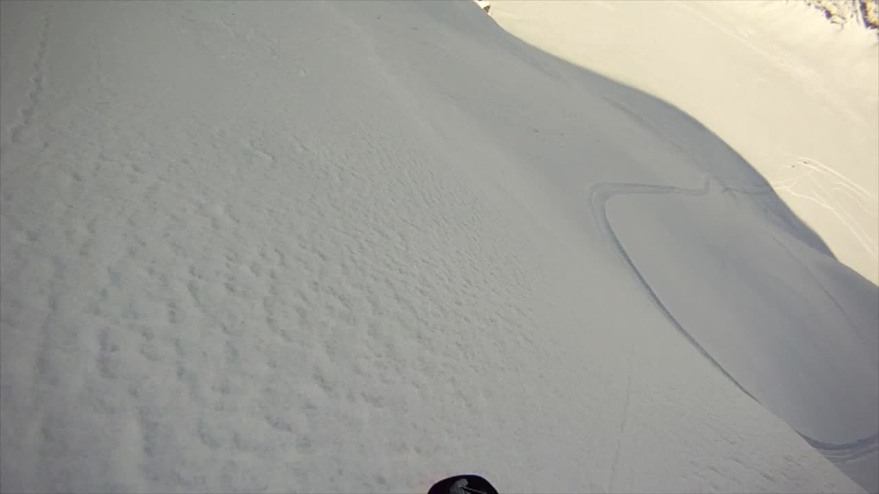 免费滑雪运动员摔成粉末视频素材