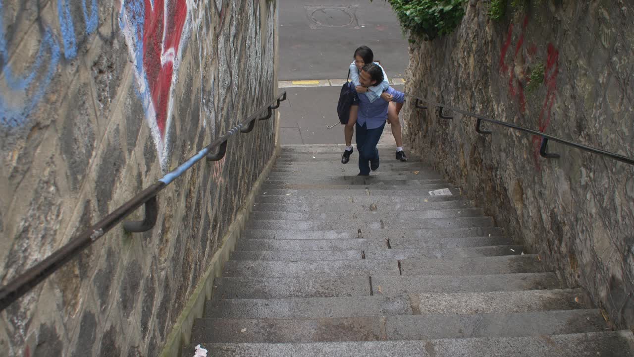 一对情侣在法国巴黎的台阶上散步视频素材