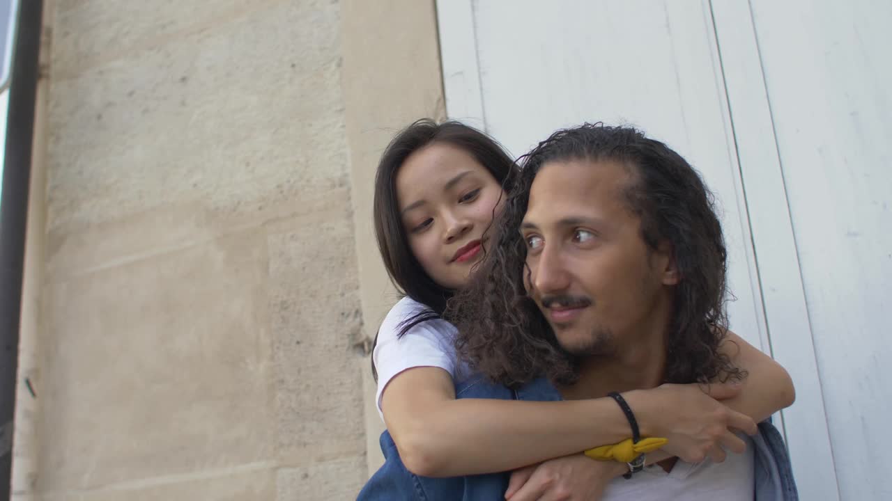 一对在法国巴黎相爱的夫妇视频素材