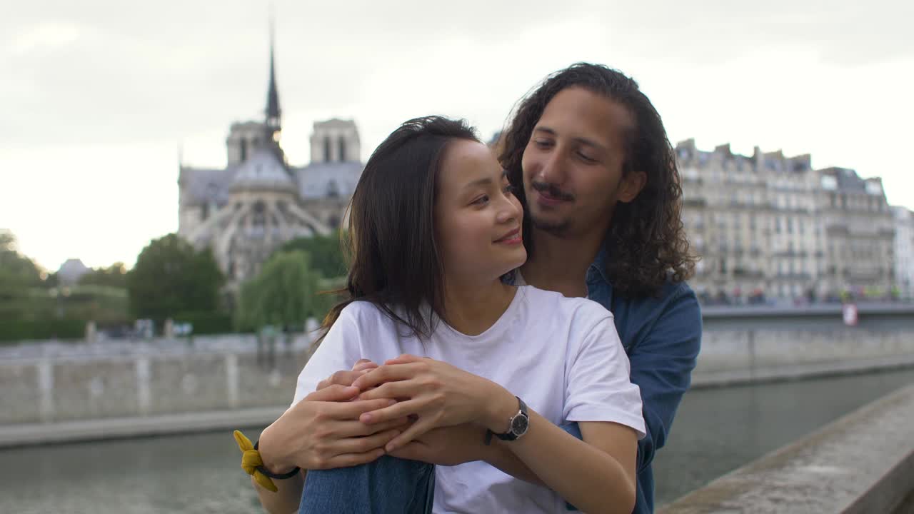 一对在法国巴黎相爱的夫妇视频素材