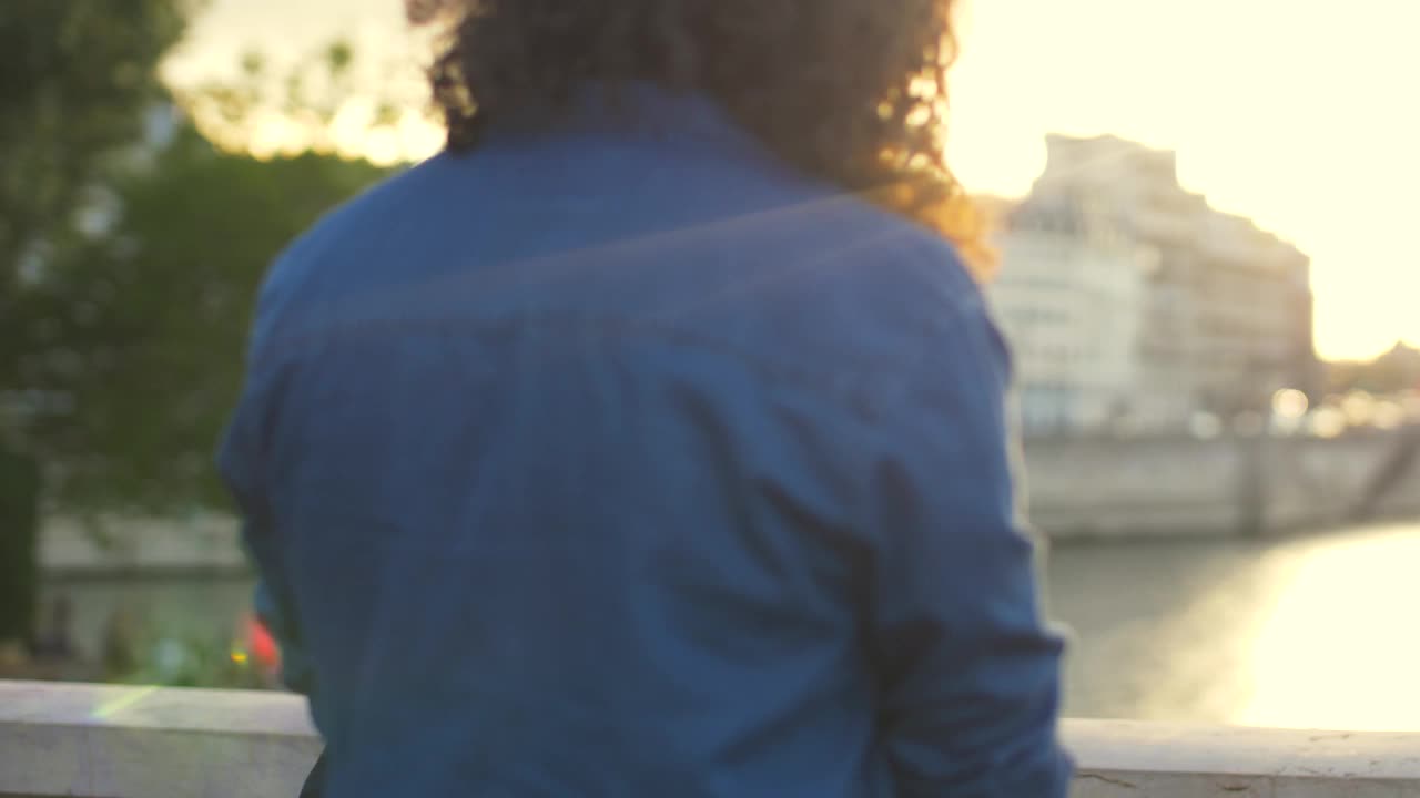 一对夫妇在巴黎日落时拍照，法国视频素材