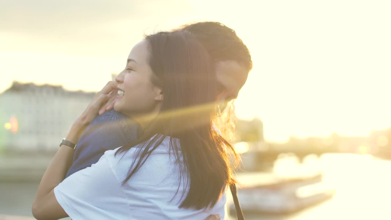 一对情侣在日落时拥抱在巴黎，法国视频素材