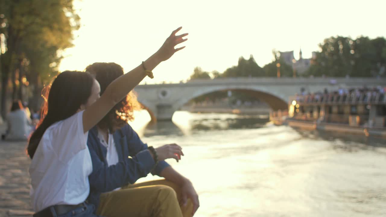 日落时分，一对夫妇在法国巴黎挥手视频下载