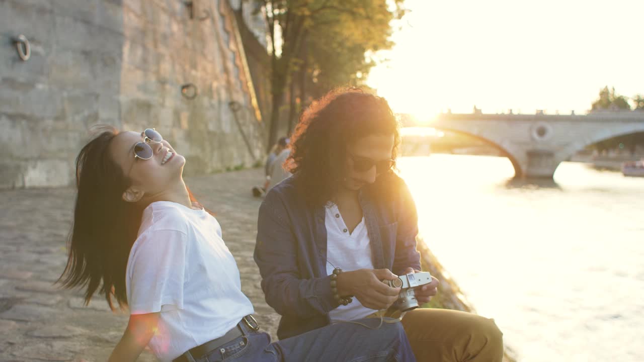 一对夫妇在日落时在法国巴黎拍照视频素材