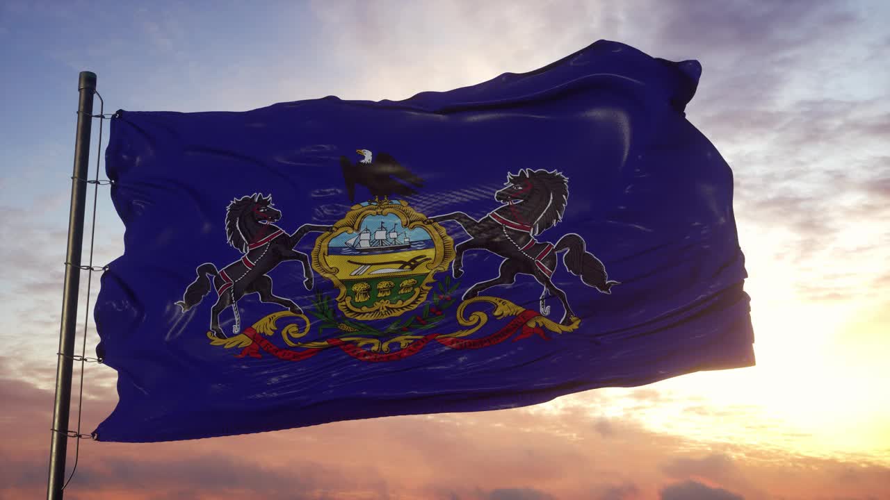 夕阳下，宾夕法尼亚的旗帜迎风飘扬，映衬着美丽的夜空视频素材