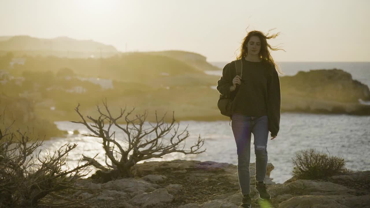 慢镜头拍摄的快乐红发女人走在伊比沙海岸视频素材