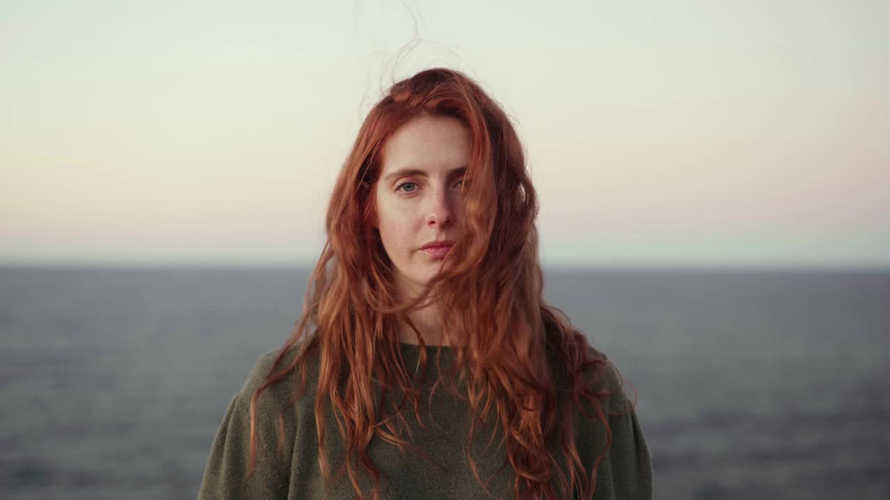 伊比沙岛，日出时的红发女子视频素材