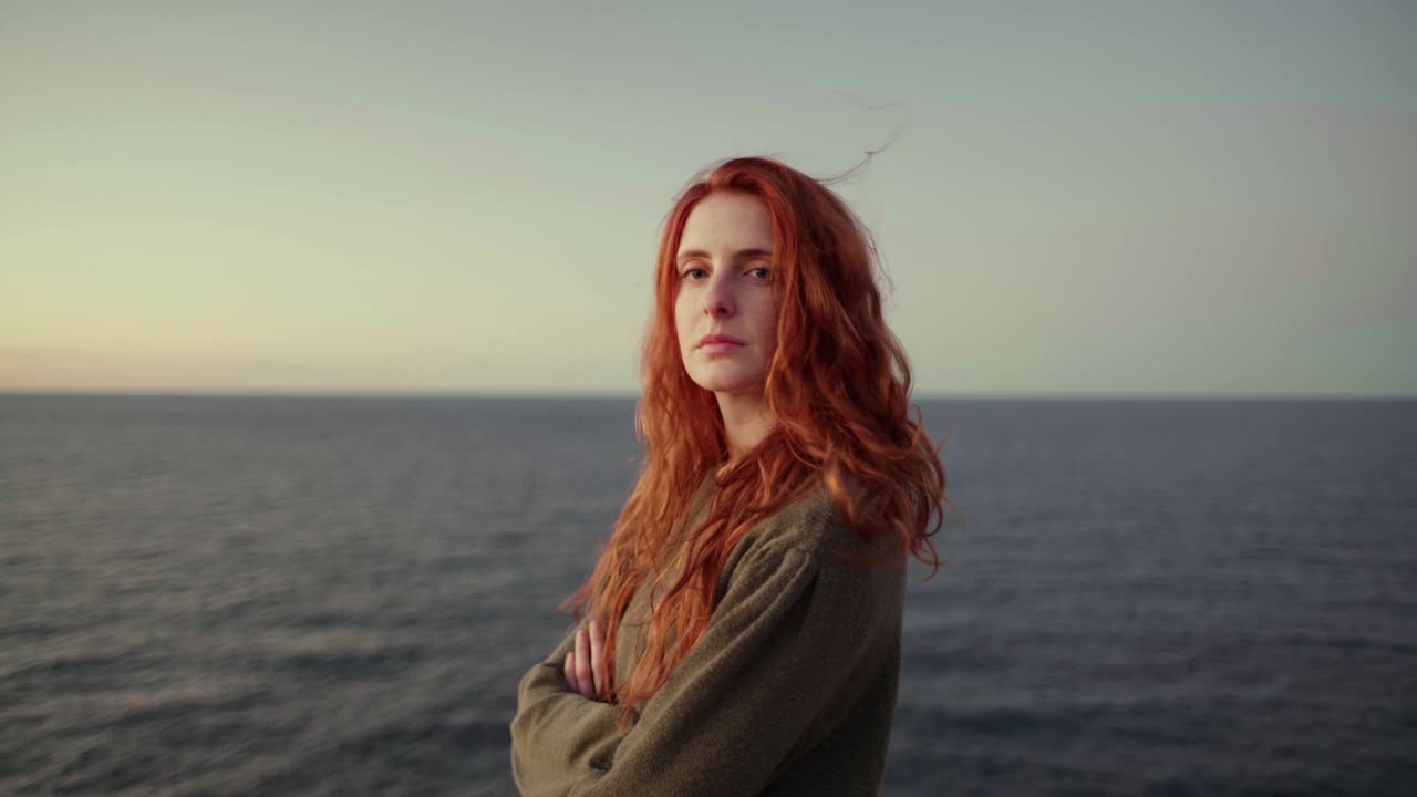 伊比沙岛，日出时的红发女子视频素材