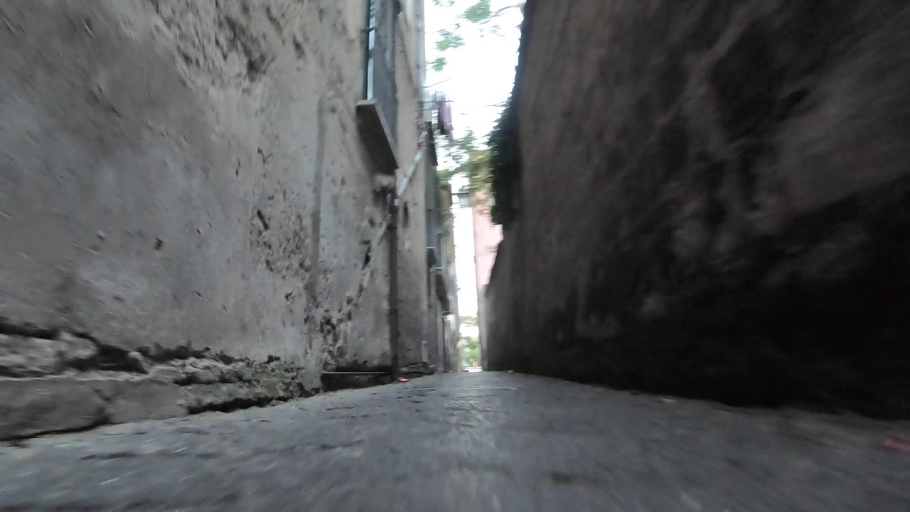 鹅卵石街道路，POV步行旅行在索伦托村，意大利，欧洲。——延时视频下载