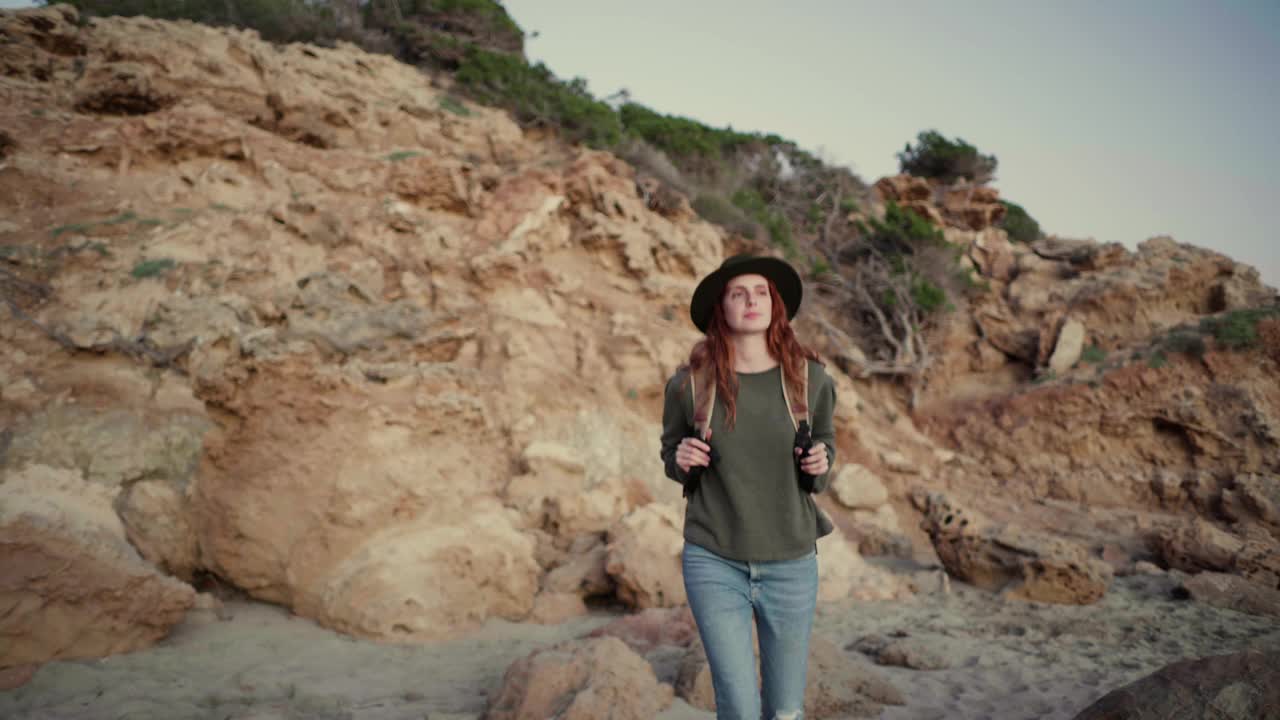 慢镜头拍摄的快乐红发女人走在伊比沙海岸视频素材