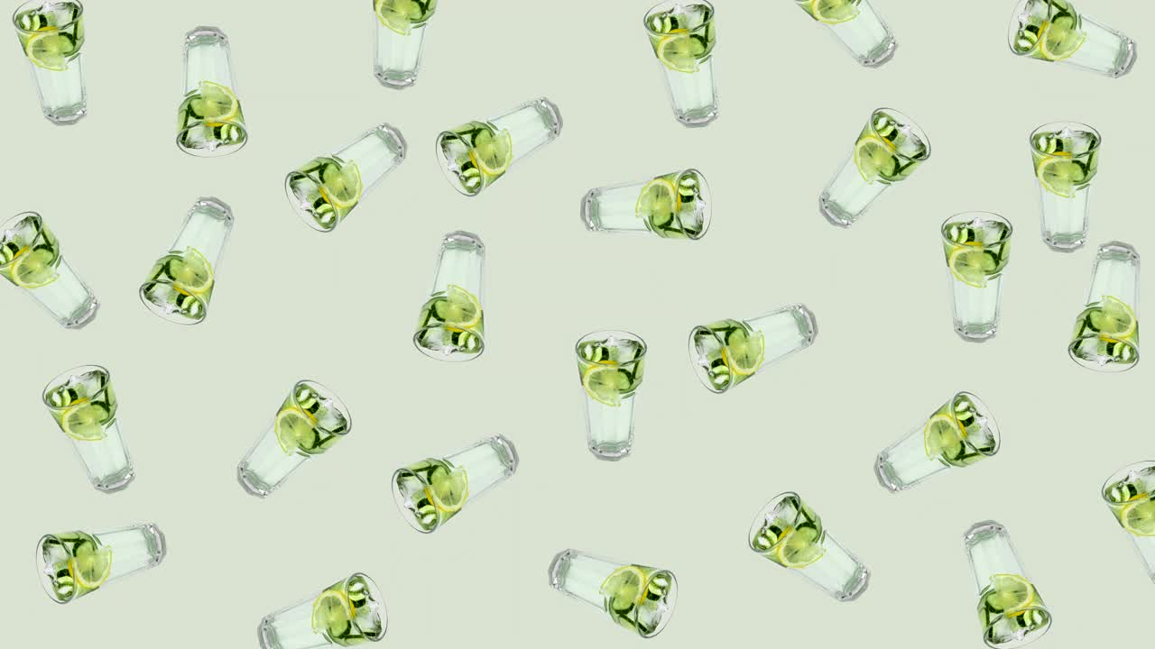 无缝循环动画与许多杯绿色清爽的柠檬水，在绿色背景上摆动。搭配黄瓜片、柠檬和冰块的夏日饮品视频下载