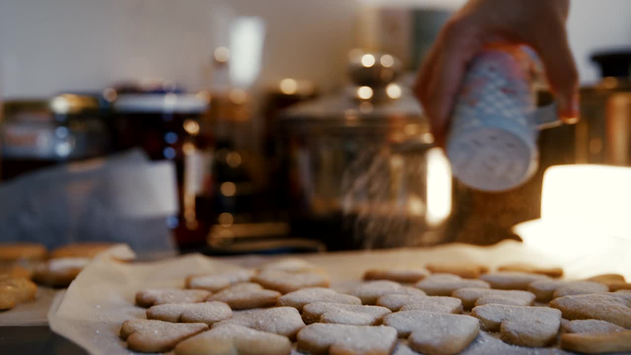 厨师在饼干上撒糖粉视频素材