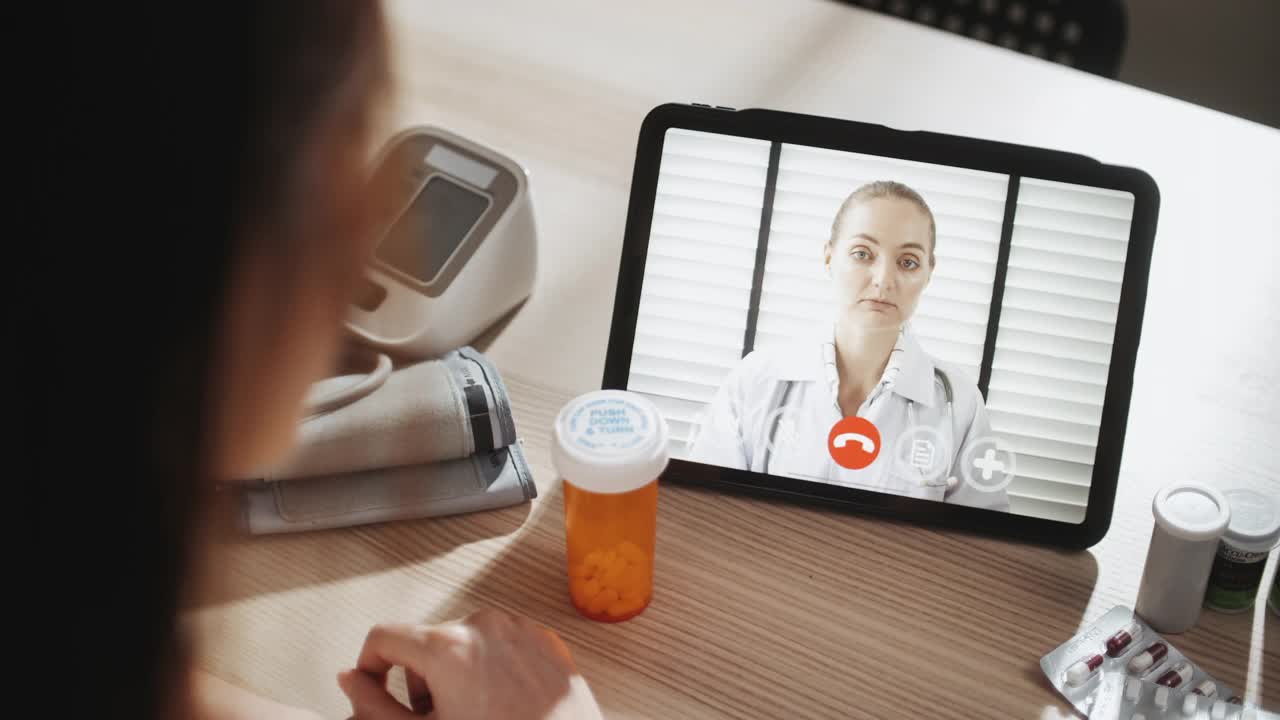 医生在家里的数字平板电脑上给病人视频通话视频素材