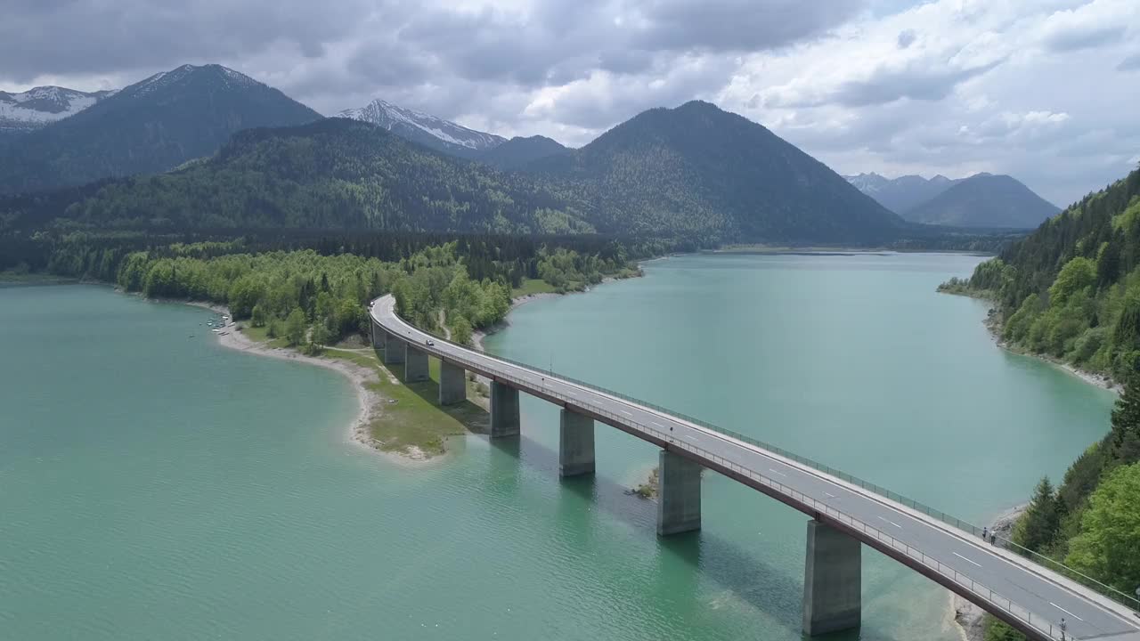 德国巴伐利亚Sylvenstein山湖水库上的桥视频下载