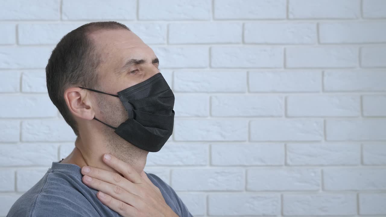 戴着防护面罩的哮喘患者。视频素材