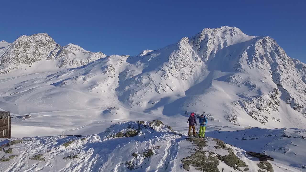 两个人在南蒂罗尔山区徒步雪秀视频下载