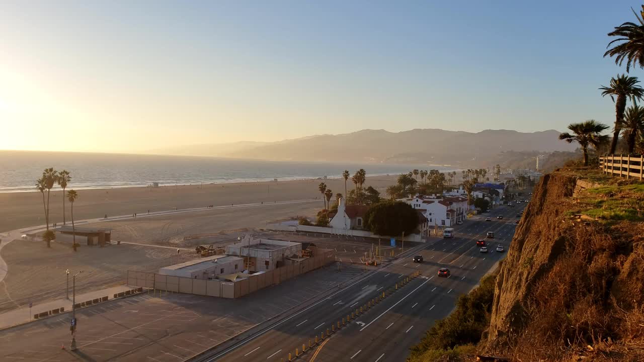 日落时分的圣塔莫尼卡太平洋海岸高速公路-延时加利福尼亚视频素材