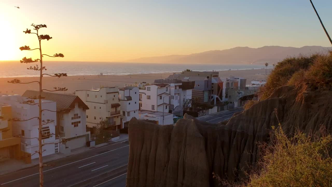 日落时分的圣塔莫尼卡海滩别墅——加利福尼亚视频素材