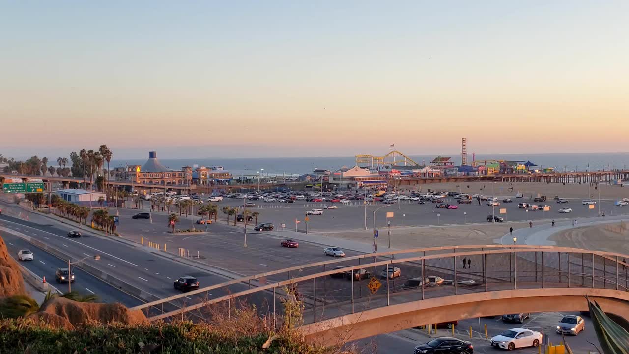 日落时分的圣塔莫尼卡太平洋海岸公路和码头-加利福尼亚视频素材