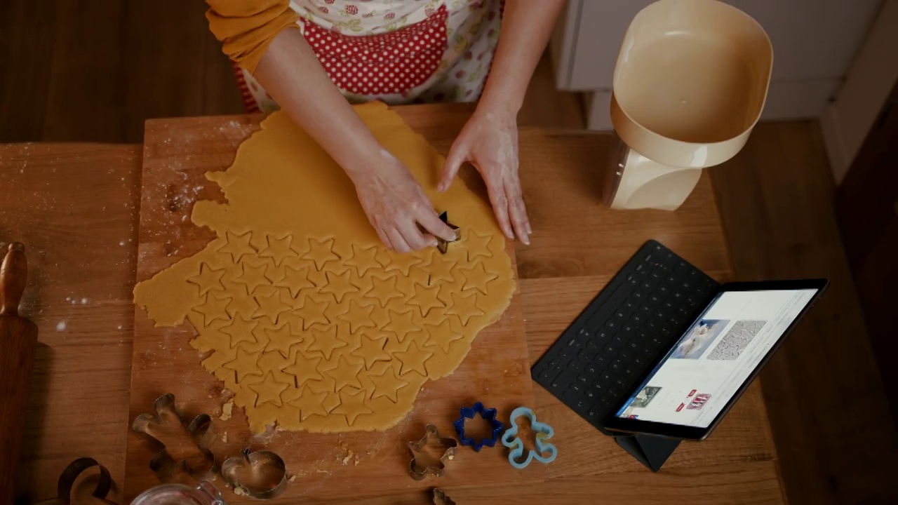 一个女人正在切面团做星星形状的圣诞饼干视频下载