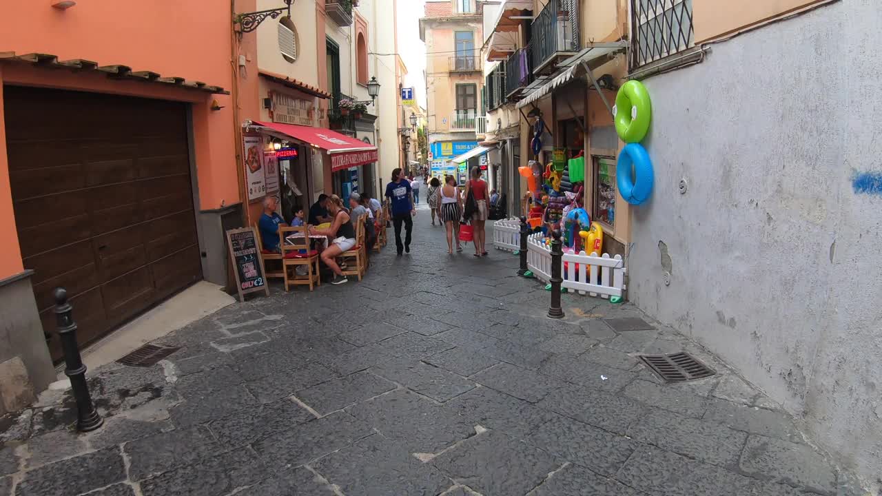 人们在狭窄的街道上行走和购物，在索伦托村，意大利，欧洲。——延时视频下载