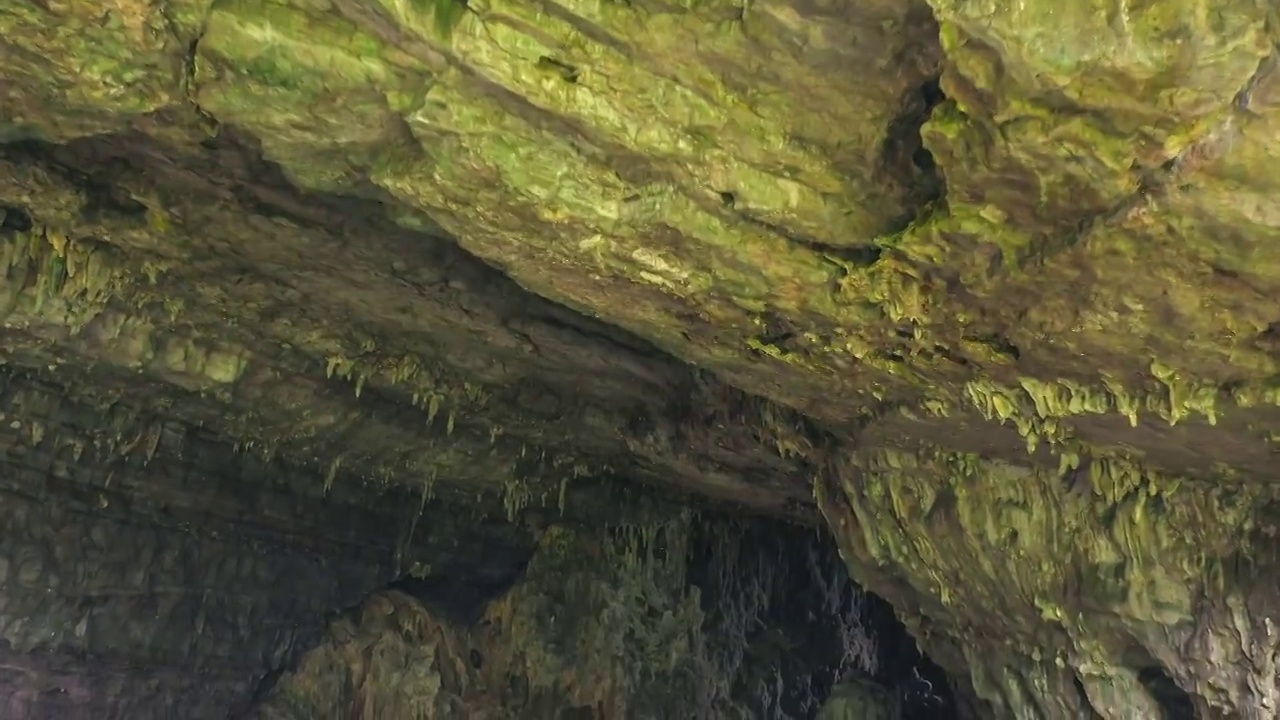 山洞里黑洞洞的，隐约可以看见一些钟乳石的轮廓视频素材