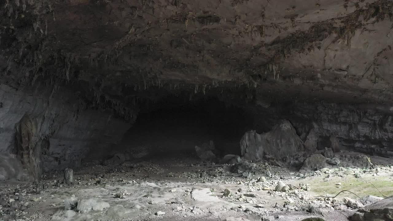 山洞里黑洞洞的，隐约可以看见一些钟乳石的轮廓视频素材