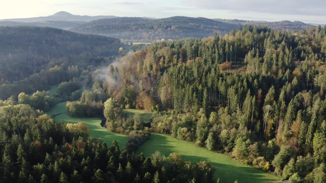 德国斯瓦比亚森林秋季的哈泽尔巴赫山谷视频素材