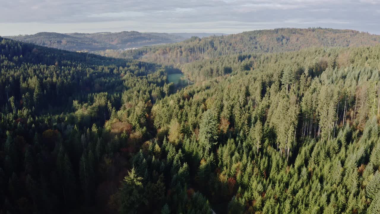 德国斯瓦比亚森林秋季的哈泽尔巴赫山谷视频素材