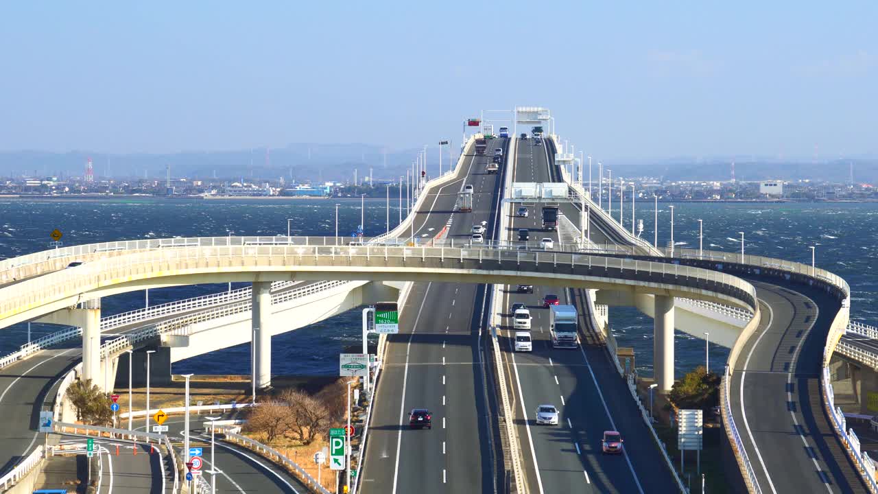人工岛“东京湾海萤”上交汇停车。海湾地区的高速公路。视频下载