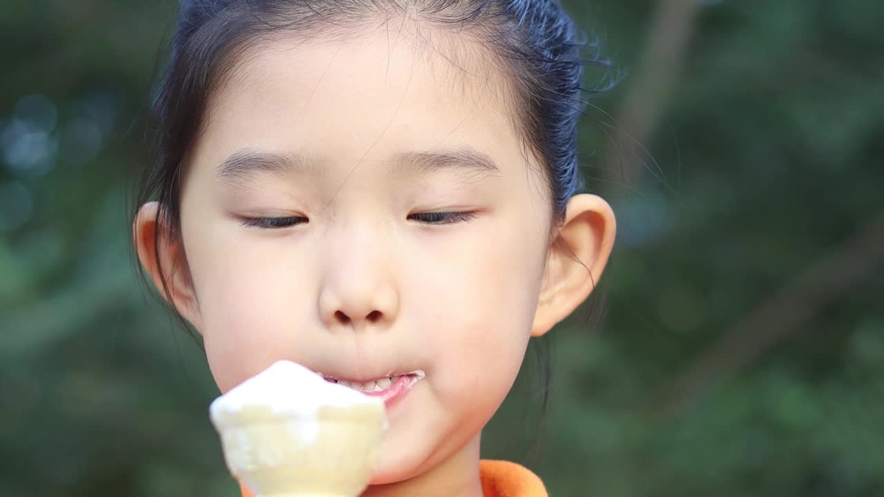 小女孩吃冰淇淋视频下载