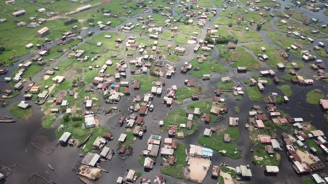 无人机拍摄的非洲漂浮村庄视频下载