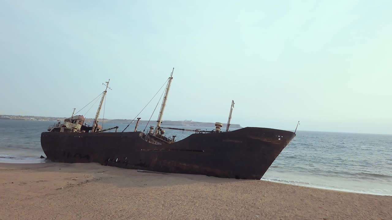 海难鸟瞰图在海滩，安哥拉，非洲视频下载